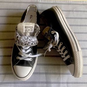 Awesome Black/White Converse Sneakers